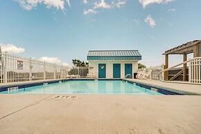 Bright Carolina Beach Condo: Public Beach On-site