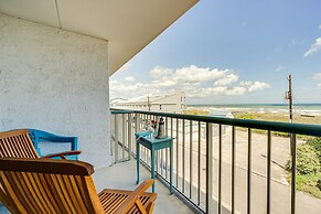 Bright Carolina Beach Condo: Public Beach On-site