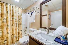 Bright Carolina Beach Condo: Public Beach On-site