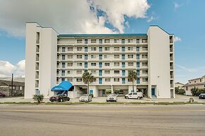 Bright Carolina Beach Condo: Public Beach On-site