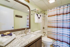 Bright Carolina Beach Condo: Public Beach On-site