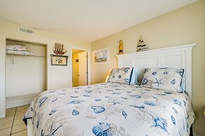 Bright Carolina Beach Condo: Public Beach On-site