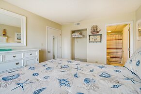 Bright Carolina Beach Condo: Public Beach On-site