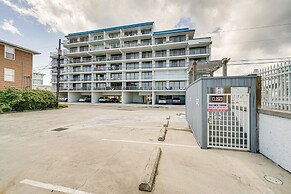 Bright Carolina Beach Condo: Public Beach On-site