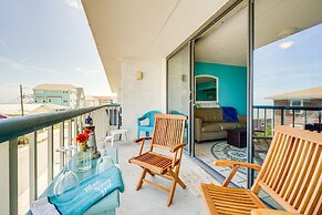 Bright Carolina Beach Condo: Public Beach On-site