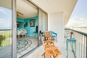 Bright Carolina Beach Condo: Public Beach On-site