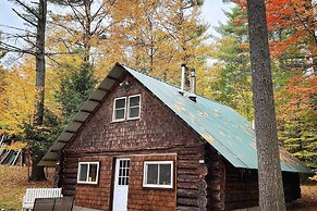 Cozy Elizabethtown Cabin w/ Fire Pit!