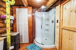 Cozy Elizabethtown Cabin w/ Fire Pit!