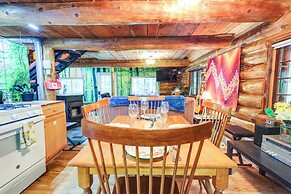 Cozy Elizabethtown Cabin w/ Fire Pit!