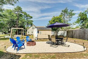 Oak Island Hideaway Hut ~ 1 Mi to Long Beach!