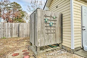 Oak Island Hideaway Hut ~ 1 Mi to Long Beach!