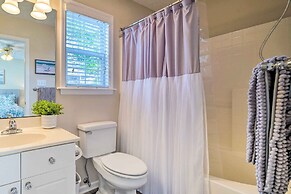 Oak Island Hideaway Hut ~ 1 Mi to Long Beach!