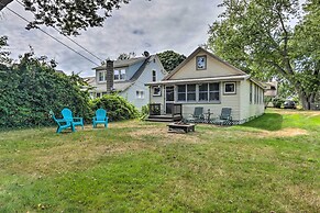 'grandma's Cottage' w/ Sunroom: Walk to Beach