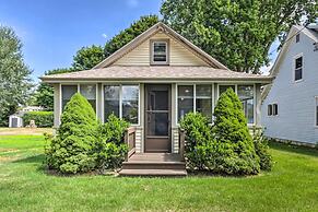 'grandma's Cottage' w/ Sunroom: Walk to Beach