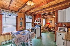 'grandma's Cottage' w/ Sunroom: Walk to Beach