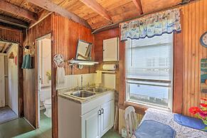 'grandma's Cottage' w/ Sunroom: Walk to Beach