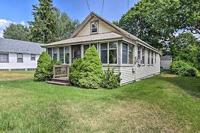 'grandma's Cottage' w/ Sunroom: Walk to Beach