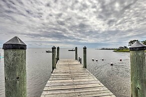 'grandma's Cottage' w/ Sunroom: Walk to Beach
