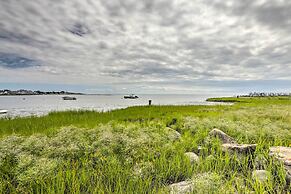 'grandma's Cottage' w/ Sunroom: Walk to Beach