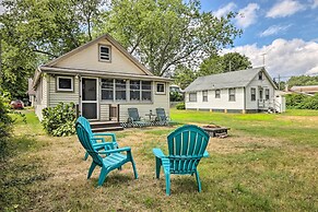 'grandma's Cottage' w/ Sunroom: Walk to Beach