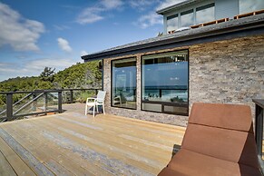 Pacific Penthouse With Sunroom & Ocean Views!