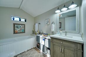 A-frame Munds Park Retreat: 35 Miles to Snowbowl