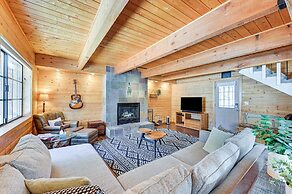 A-frame Munds Park Retreat: 35 Miles to Snowbowl