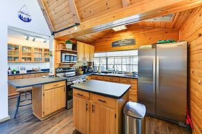 A-frame Munds Park Retreat: 35 Miles to Snowbowl