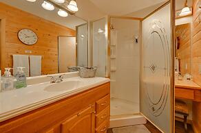 A-frame Munds Park Retreat: 35 Miles to Snowbowl