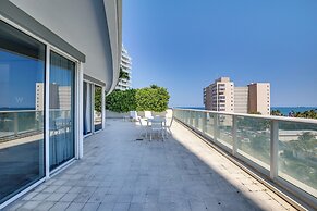 Fort Lauderdale Condo w/ Veranda + Ocean View!
