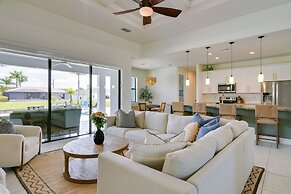 Pool & Gulf Access Canal: Chic Cape Coral Home!