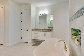 Pool & Gulf Access Canal: Chic Cape Coral Home!