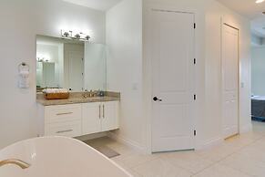 Pool & Gulf Access Canal: Chic Cape Coral Home!