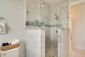 Pool & Gulf Access Canal: Chic Cape Coral Home!