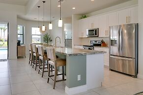 Pool & Gulf Access Canal: Chic Cape Coral Home!