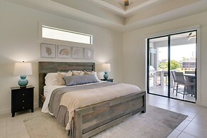 Pool & Gulf Access Canal: Chic Cape Coral Home!