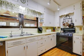 Charming Jefferson City Home: 2 Mi to Downtown!
