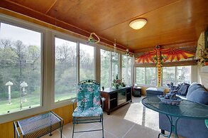 Charming Jefferson City Home: 2 Mi to Downtown!