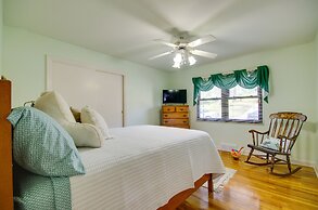 Charming Jefferson City Home: 2 Mi to Downtown!