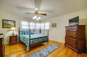 Charming Jefferson City Home: 2 Mi to Downtown!