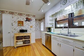 Charming Jefferson City Home: 2 Mi to Downtown!