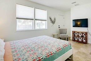 St Augustine Cottage w/ Fire Pit - Walk to Pier!