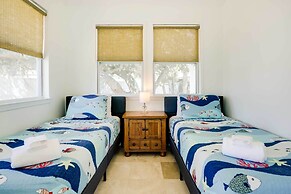 St Augustine Cottage w/ Fire Pit - Walk to Pier!