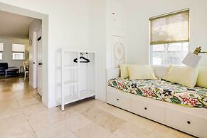 St Augustine Cottage w/ Fire Pit - Walk to Pier!