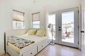 St Augustine Cottage w/ Fire Pit - Walk to Pier!