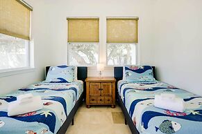 St Augustine Cottage w/ Fire Pit - Walk to Pier!