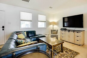St Augustine Cottage w/ Fire Pit - Walk to Pier!