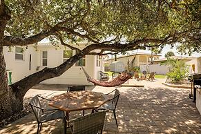 St Augustine Cottage w/ Fire Pit - Walk to Pier!