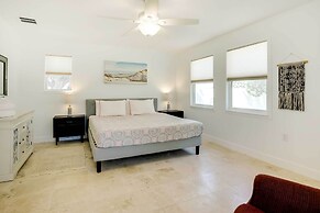 St Augustine Cottage w/ Fire Pit - Walk to Pier!