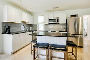 St Augustine Cottage w/ Fire Pit - Walk to Pier!